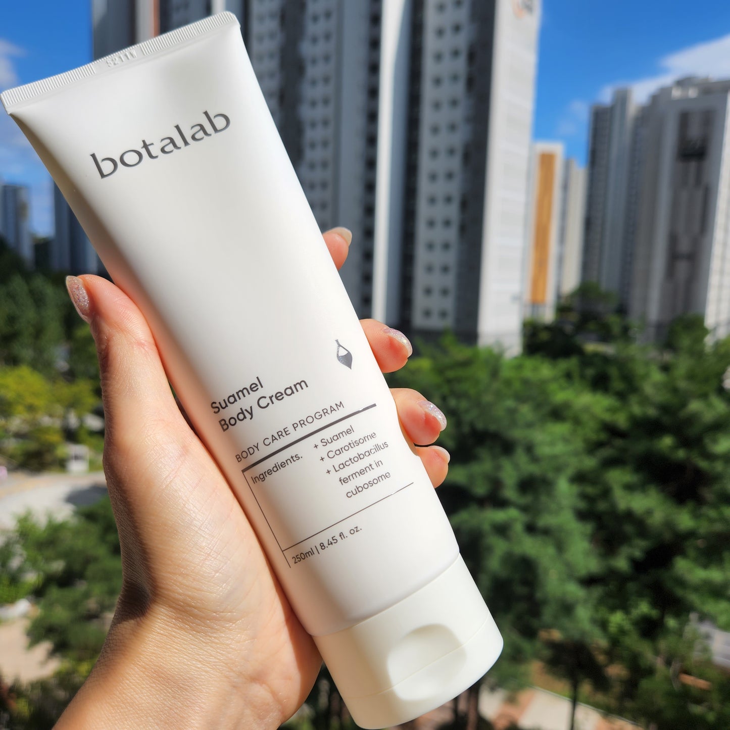 Deeply hydrates the skin Suamel Body Cream